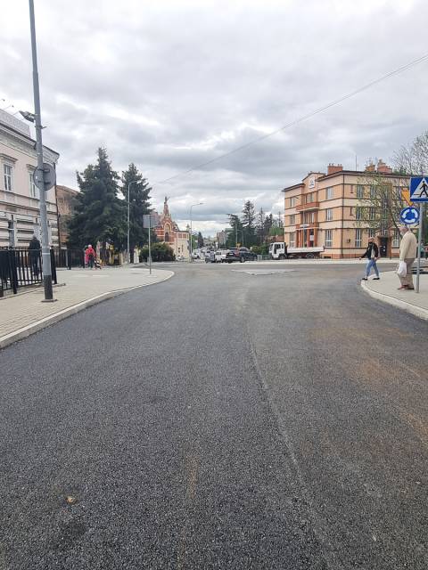 Nowa nawierzchnia na rondzie na Placu Mickiewicza.