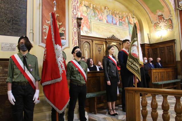 Poczty sztandarowe ZHP Jarosław oraz Zespołu Szkół Drogowo-Geodezyjnych i Licealnych w Jarosławiu.