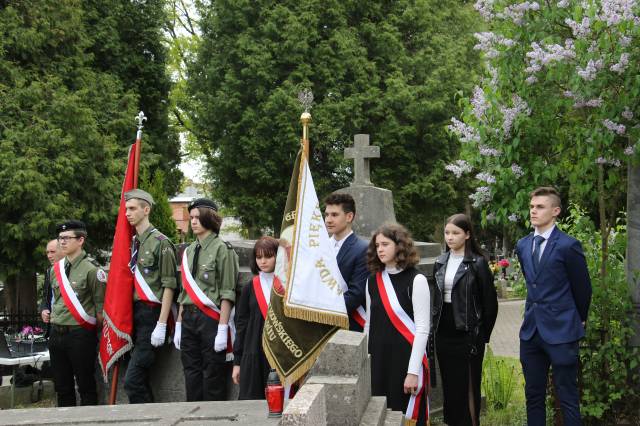 Poczty sztandarowe ZHP Jarosław oraz Zespołu Szkół Drogowo-Geodezyjnych i Licealnych w Jarosławiu.