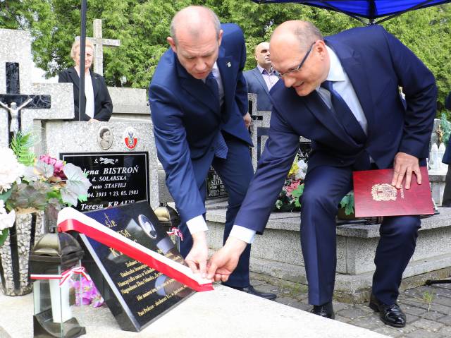 Zastępca burmistrza oraz przewodniczący RM dokonali odsłonięcia tablicy poświęconej T. Kraus.