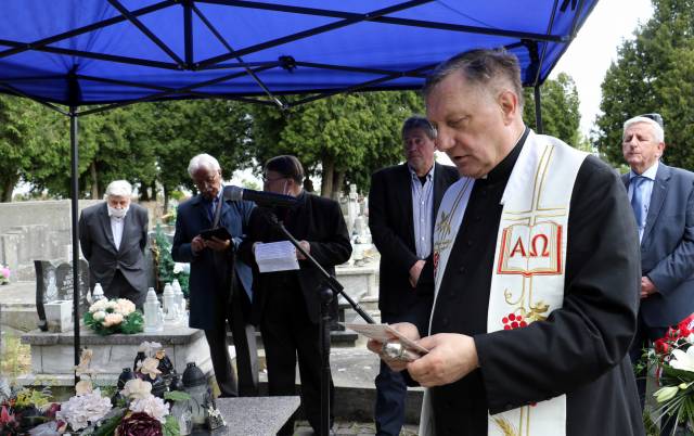 Ks. prałat Marian Bocho odmówił modlitwę oraz poświęcił tablicę