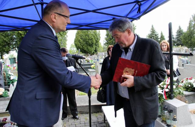 Przewodniczący RMJ Szczepan Łąka przekazał synowi Teresy Krause uchwałę z 28.12.2020 r. w sprawie przyznania pośmiertnie Teresie Kraus złotej odznaki „Za Zasługi dla Miasta Jarosławia”.