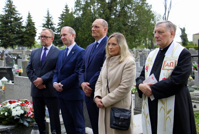 Uczestnicy uroczystości przy grobie śp. Teresy Kraus na Nowym Cmentarzu przy ul. Krakowskiej.