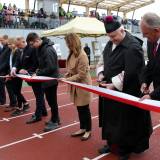 Wstęgę przecięli: burmistrz Waldemar Paluch, wiceminister Anna Schmidt, senator RP Mieczysław Golba, przewodniczący rady miasta Szczepan Łąka, archiprezbiter ks. prałat Andrzej Surowiec, dyrektor MOSiR w Jarosławiu Jacek Stalski, Bogdan Zając oraz przedstawiciele jarosławskiej młodzieży.