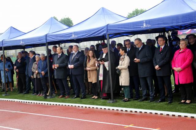 Uczestnicy uroczystości zgromadzeni na stadionie miejskim 