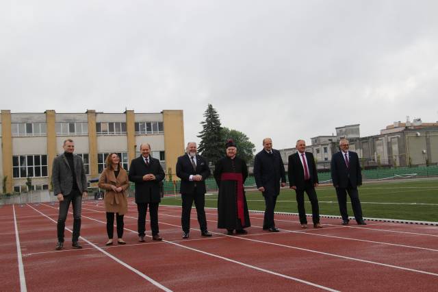 Pierwszy bieg: na zdjęciu burmistrz Waldemar Paluch, wiceminister Anna Schmidt, senator RP Mieczysław Golba, przewodniczący rady miasta Szczepan Łąka, archiprezbiter ks. prałat Andrzej Surowiec, dyrektor MOSiR w Jarosławiu Jacek Stalski, Bogdan Zając, Witold Haspel 