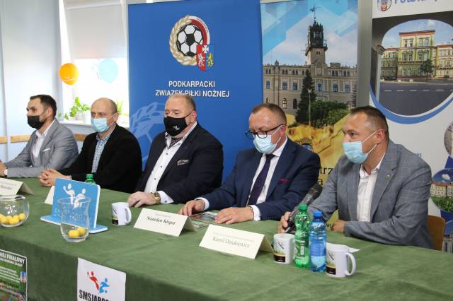 Uczestnicy losowania grup do turnieju finałowego "Śladami Bogdana zająca" - od prawej K. Dziukiewicz, S. Kłopot, W. Paluch, Marcin Król, Marcin Malinowski.