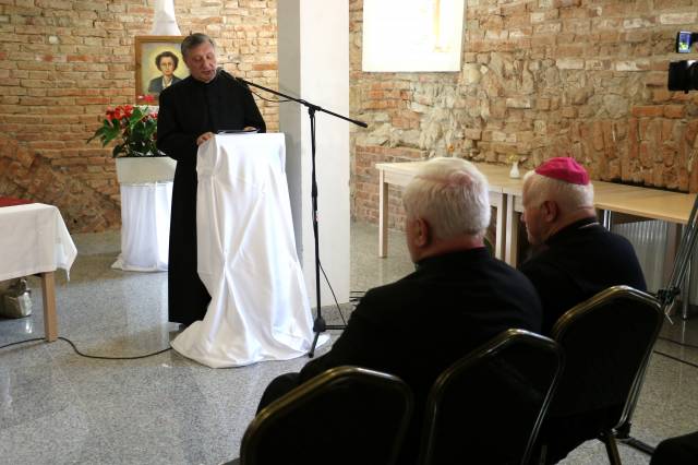 Ks. prałat Marian Bocho podczas otwarcia uroczystej sesji naukowej poświęconej Służebnicy Bożej Annie Jenke.