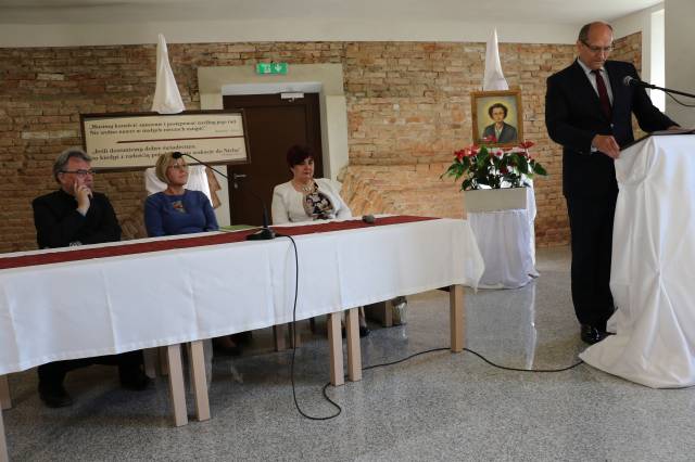 Przewodniczący Rady Miasta Jarosławia Szczepan Łąka podczas odczytywania treści uchwały nadającej Annie Jenke tytuł Honorowego Obywatela Miasta Jarosławia.