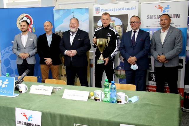 Uczestnicy losowania grup do turnieju finałowego "Śladami Bogdana zająca" - od prawej K. Dziukiewicz, S. Kłopot, W. Paluch, M. Król, M. Malinowski.