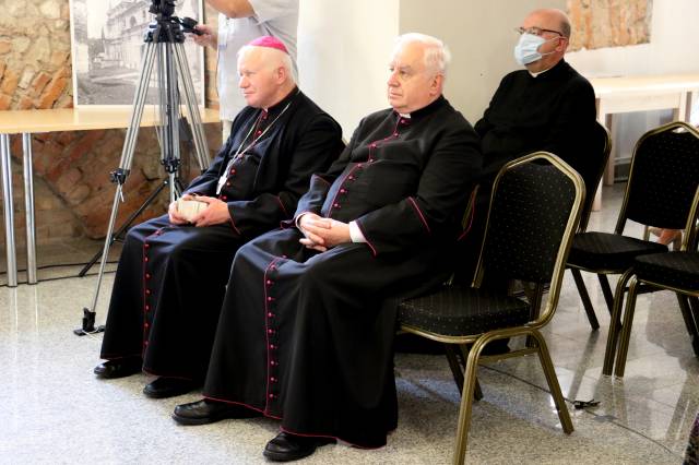 Abp. Adam Szal, archiprezbiter jarosławski ks. Andrzej Surowiec oraz ks. prałat Marian Pieńkowski podczas uroczystości.