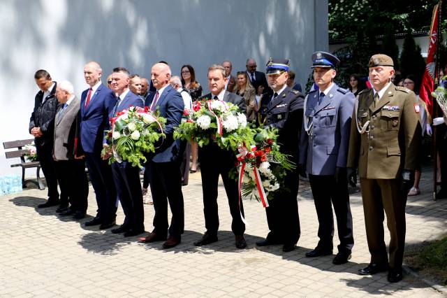 Uczestnicy miejskich obchodów 78. rocznicy zbrodni wołyńskiej na Starym Cmentarzu w Jarosławiu.