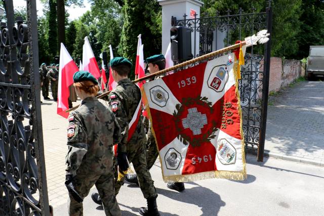 Wprowadzenie pocztów sztandarowych na uroczystość 78. rocznicy zbrodni wołyńskiej na Starym Cmentarzu.