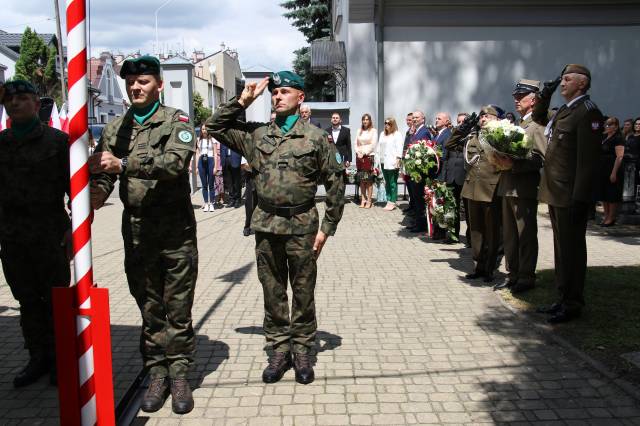 Uroczyste podniesienie flagi państwowej na maszt podczas obchodów 78. rocznicy zbrodni wołyńskiej.