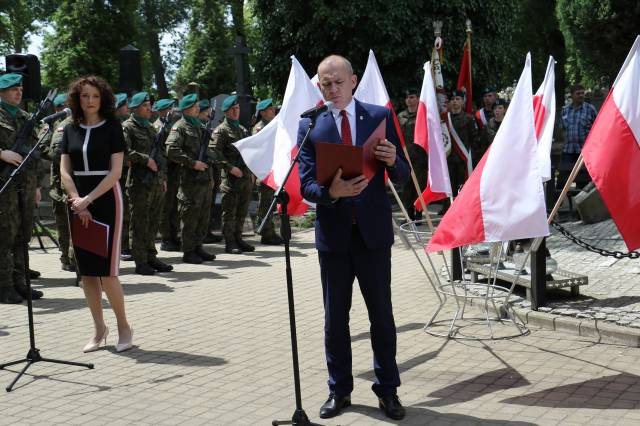 Dariusz Tracz, zastępca burmistrza ds. infrastruktury społecznej, podczas miejskich obchodów 78. rocznicy zbrodni wołyńskiej.