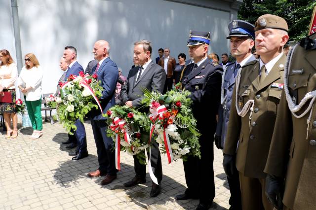 Uczestnicy miejskich obchodów 78. rocznicy zbrodni wołyńskiej na Starym Cmentarzu w Jarosławiu.