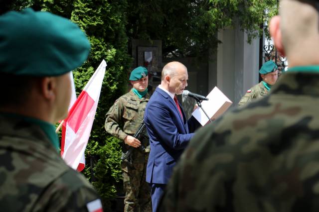 Dariusz Tracz, zastępca burmistrza ds. infrastruktury społecznej, podczas miejskich obchodów 78. rocznicy zbrodni wołyńskiej.