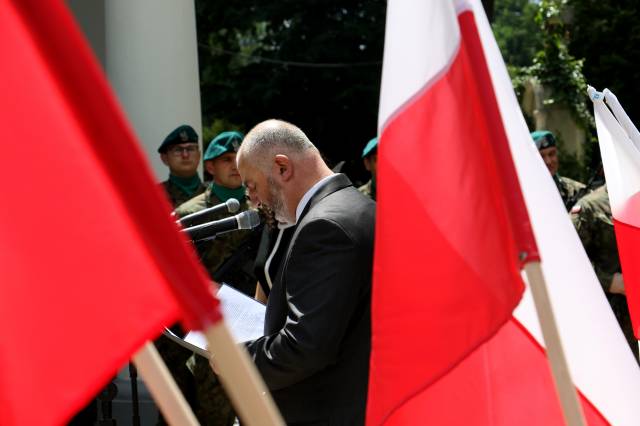 Artur Dobrucki-przedstawiciel portalu Muzeum Dziedzictwa Kresów Dawnej Rzeczypospolitej przy CK w Przemyślu, członek jarosławskiego oddziału Towarzystwa Miłośników Lwowa i Kresów Południowo-Wschodnich, przedstawiciel rodzin ofiar. 