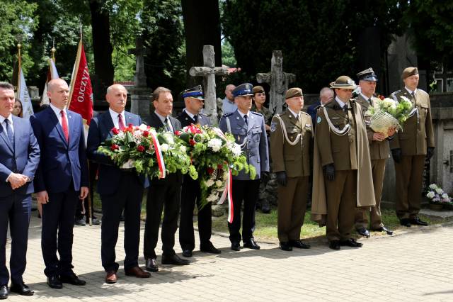 Uczestnicy miejskich obchodów 78. rocznicy zbrodni wołyńskiej na Starym Cmentarzu w Jarosławiu.