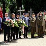 Uczestnicy miejskich obchodów 78. rocznicy zbrodni wołyńskiej na Starym Cmentarzu w Jarosławiu.