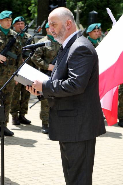 Pan Artur Dobrucki podczas odczytu dotyczącego tragicznych wydarzeń związanych ze zbrodnią wołyńską w trakcie miejskich obchodów.