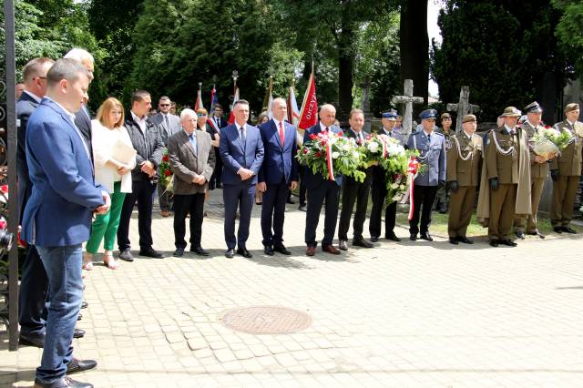 Uczestnicy miejskich obchodów 78. rocznicy zbrodni wołyńskiej na Starym Cmentarzu w Jarosławiu.