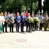 Uczestnicy miejskich obchodów 78. rocznicy zbrodni wołyńskiej na Starym Cmentarzu w Jarosławiu.