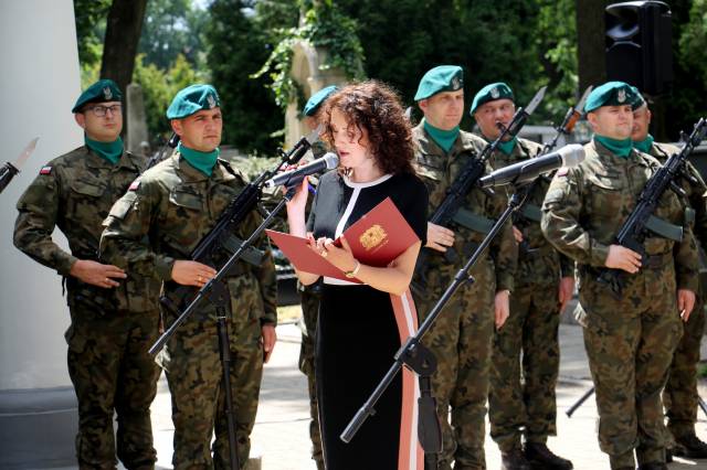 Prowadząca uroczystość 78. rocznicy zbrodni wołyńskiej - Barbara Wilk. 