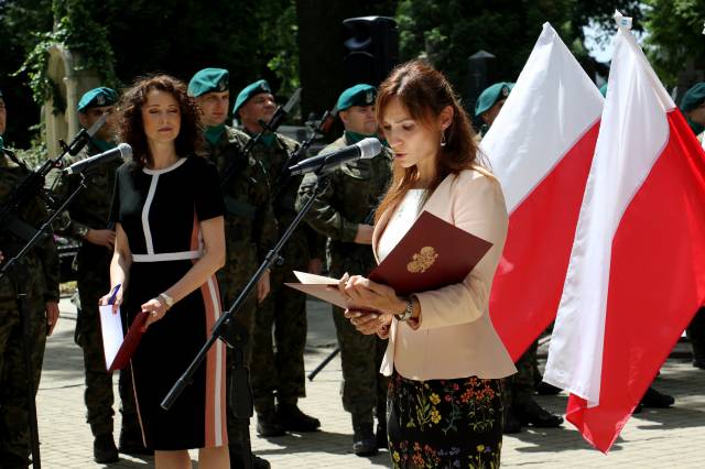 Martyna Sowa-dyrektor biura Anny Schmidt, wiceminister w Ministerstwie Rodziny i Polityki Społecznej, poseł na Sejm RP.