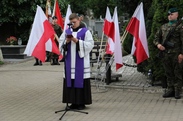 O. Dawid z parafii pw. Trójcy Przenajświętszej podczas modlitwy w intencji pomordowanych.