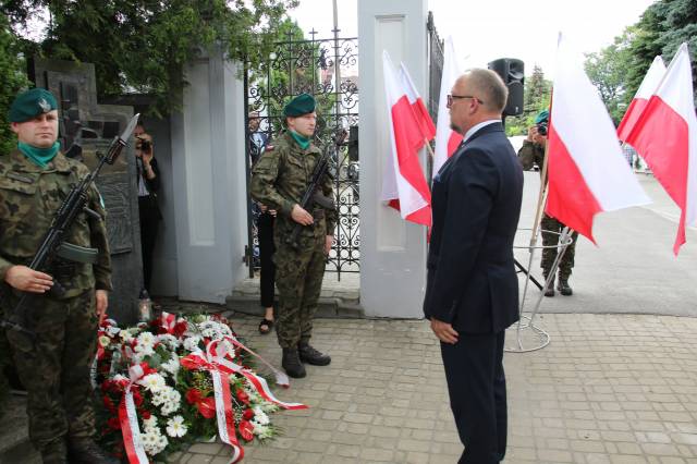 Stanisław Kłopot, starosta jarosławski, oddający hołd pomordowanym.