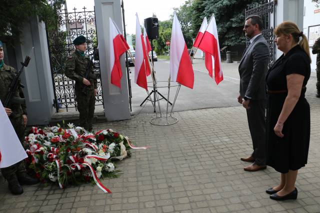 Radna Jolanta Makarowska oraz dyrektor biura rektora PWSTE, Artur Świątek, po złożeniu wiązanki kwiatów.