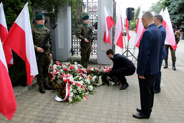 Młodzież z Zespołu Szkół Technicznych i Ogólnokształcących im. Stefana Banacha wraz z dyrektorem Adamem Tomaszewskim.