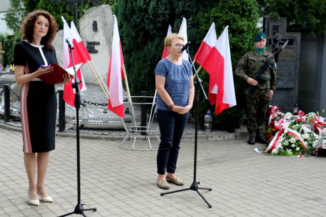 78. rocznica zbrodni wołyńskiej na Starym Cmentarzu-od lewej Barbara Wilk oraz Elżbieta Rusinko.