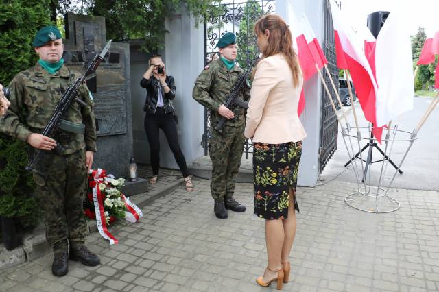 Złożenie wiązanki kwiatów przez dyrektor biura poselskiego-Martynę Sowę.