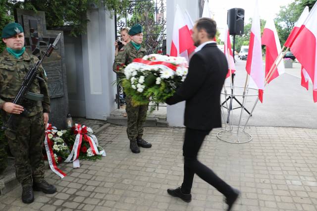 Złożenie wiązanki kwiatów przez dyrektora biura senatorskiego-Marcina Malinowskiego.