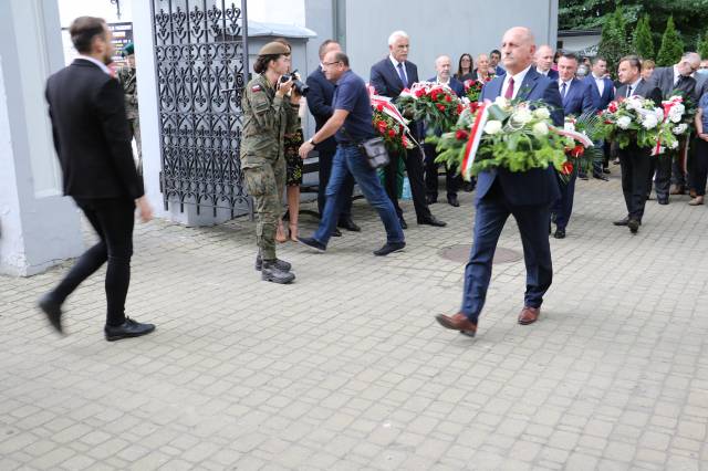 Złożenie wiązanki kwiatów przez dyrektora biura poselskiego Mieczysława Kasprzaka-Bogusława Tkaczyka.