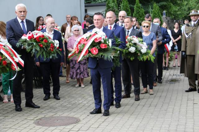 Uczestnicy obchodów 78. rocznicy zbrodni wołyńskiej składający wiązanki kwiatów-na czele Marcin Zaborniak, dyrektor generalny PUW.