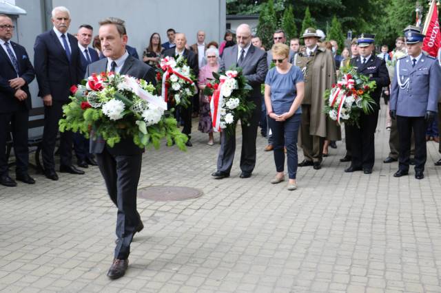 Marek Puzio, przewodniczący zarządu Fundacji Pomocy Edukacyjnej dla Młodzieży im. Heleny i Tadeusza Zielińskich, składający wiązankę kwiatów.