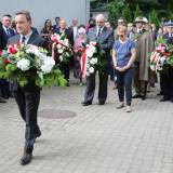 Marek Puzio, przewodniczący zarządu Fundacji Pomocy Edukacyjnej dla Młodzieży im. Heleny i Tadeusza Zielińskich, składający wiązankę kwiatów.