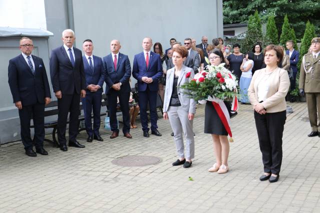 Młodzież z Zespołu Szkół Spożywczych, Chemicznych i Ogólnokształcących im. Marii Curie-Skłodowskiej wraz z dyrektor Dorotą Wierzbińską-Dubaj.