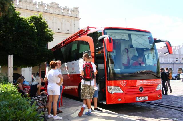 Krwiobus, który od rozpoczęcia przebudowy rynku stacjonuje co miesiąc przed halą sportową MOSiR.