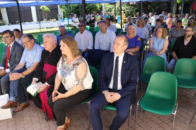 Zaproszeni goście podczas uroczystego otwarcia mieszkania treningowego PSONI Koło w Jarosławiu.