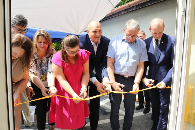 Symboliczne przecięcie wstęgi podczas otwarcia mieszkania treningowego PSONI Kolo w Jarosławiu przy ul. Zamkowej.