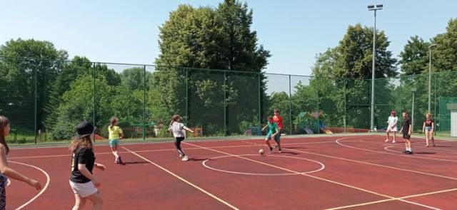 Uczniowie Szkoły Podstawowej nr 10 - gry i zabawy na świeżym powietrzu.