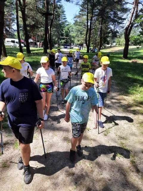 Uczniowie Szkoły Podstawowej nr 1  - nauka nordic walking.