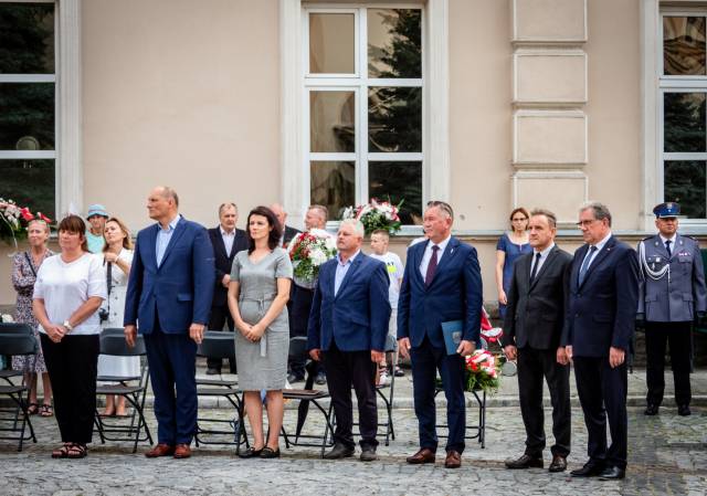 Uczestnicy uroczystości zgromadzeni na pl. ks. Piotra Skargi