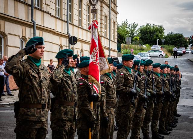 Wojskowa asysta honorowa została wystawiona przez 14 das im. gen. brygady Wacława Wieczorkiewicza.