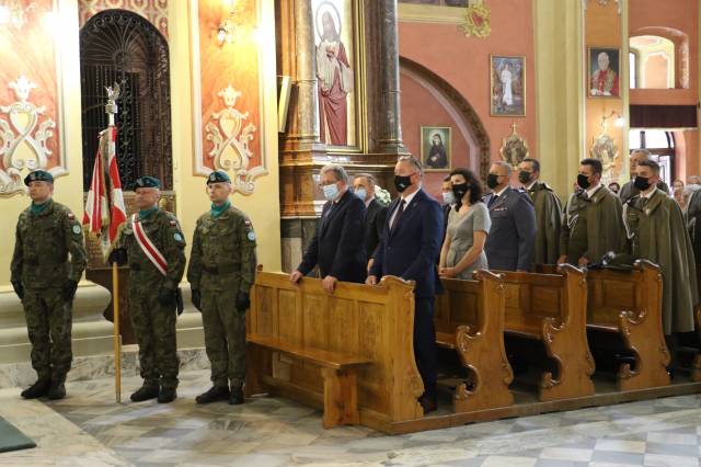 Uczestnicy Mszy Św. za poległych w Powstaniu Warszawskim