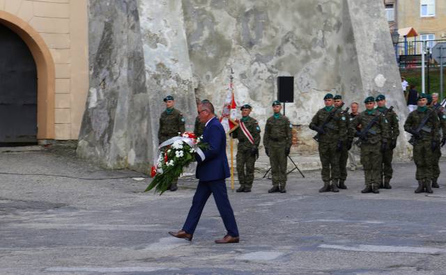 Kwiaty pod pomnikiem na pl. Piotra Skargi złożył zastępca burmistrza Wiesław Pirożek